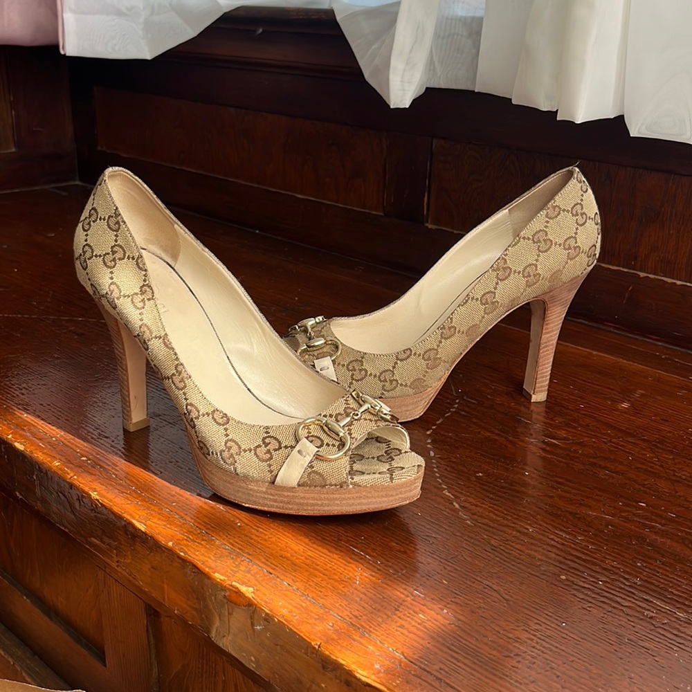 Authentic monogram horse bit Gucci heels!